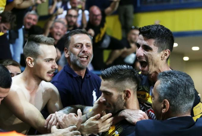 Ανατριχιαστική εξομολόγηση της μητέρας του οπαδού της ΑΕΚ: “Το κεφάλι του ήταν κιμάς! Κάποιος προσπάθησε να του κάνει κακό”-Βίντεο